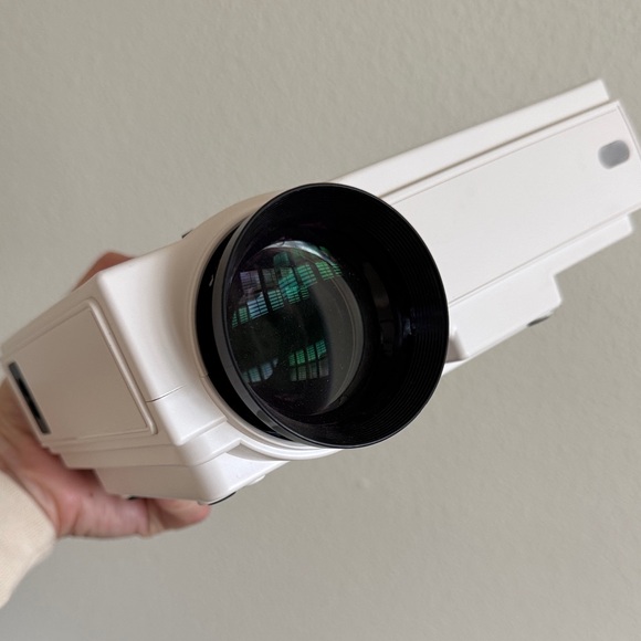 Auking White Projector with Remote - Picture 6 of 11